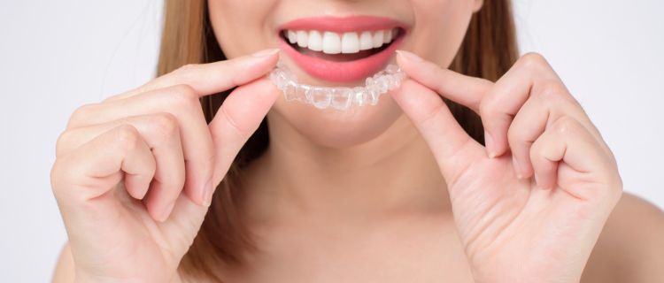 マウスピース矯正中に前歯が痛いときの対処法は?