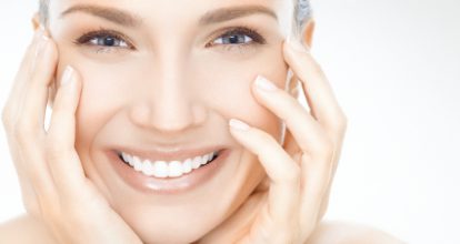 白い歯の笑顔が素敵な外国人女性