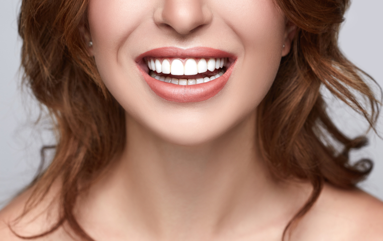 白い歯の女性