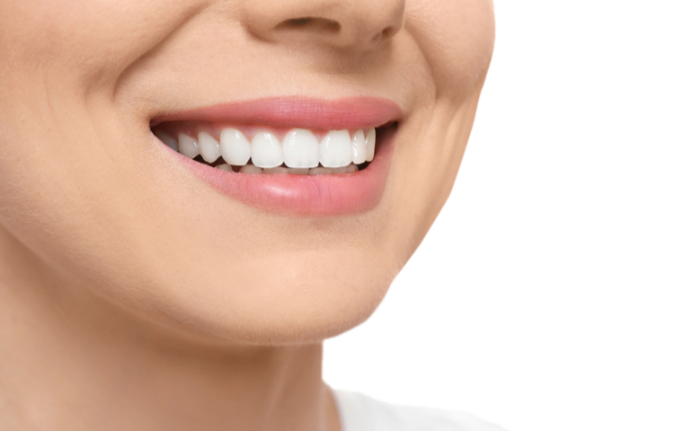 歯の白い女性