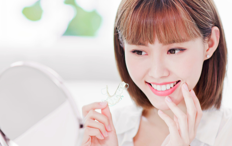 歯の白い女性