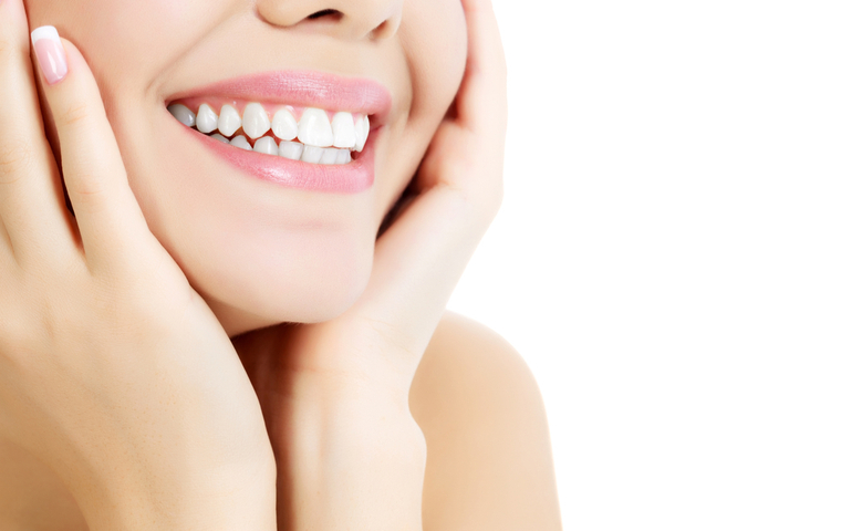 歯の白い女性