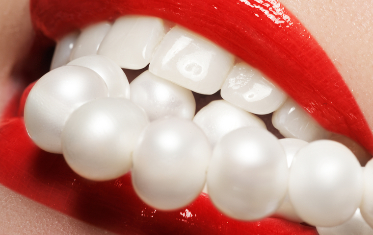 歯の白い女性