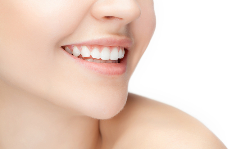歯の白い女性