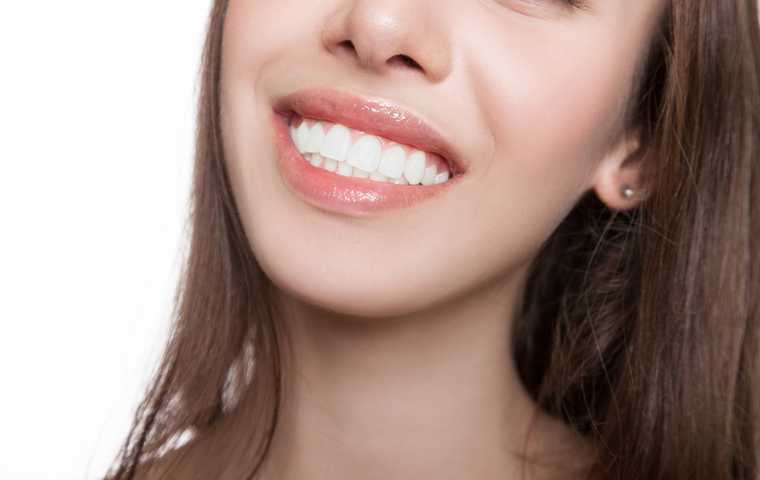 歯の白い女性