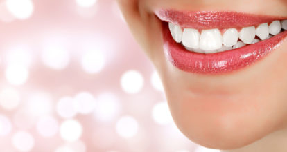歯の白い女性