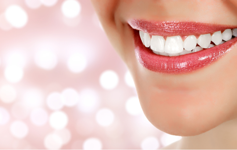 歯の白い女性