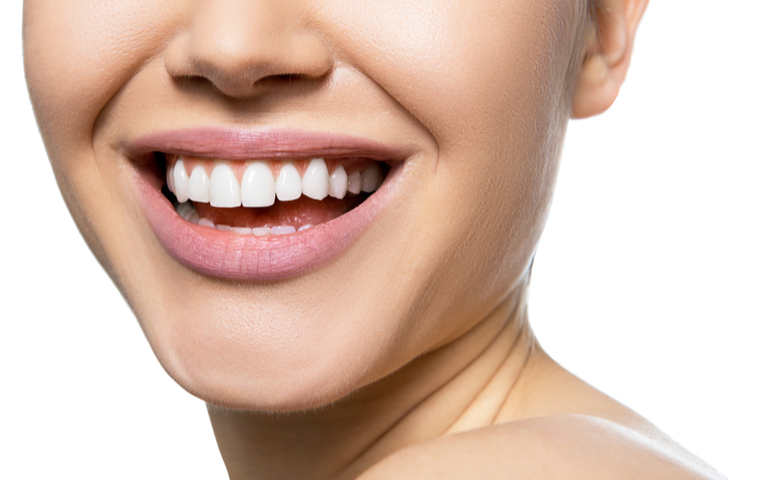歯の白い女性