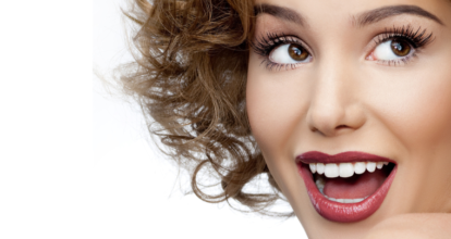 歯を出して笑っている女性