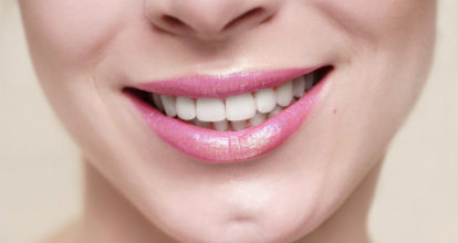 歯の白い女性