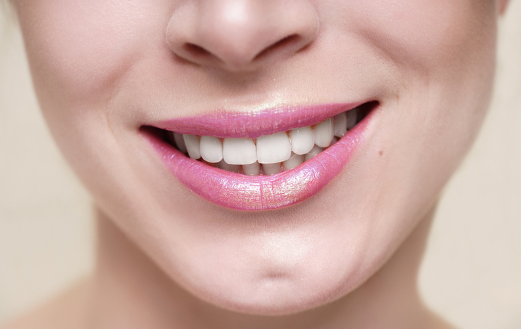 歯の白い女性