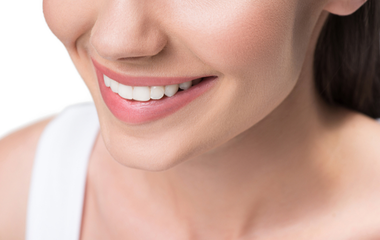 歯の白い女性