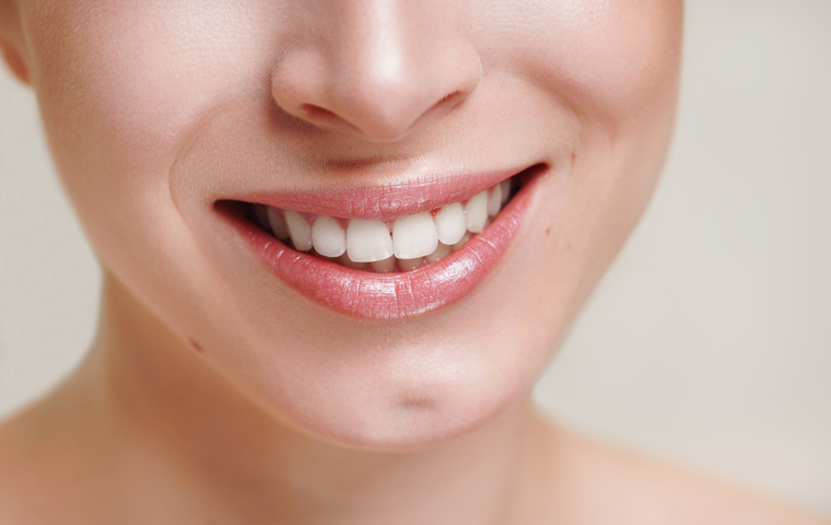 歯の白い女性