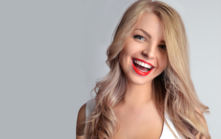 笑っている女性