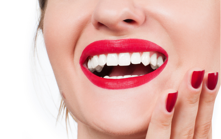 歯の白い女性