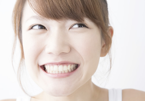 白い歯の日本人の女の子